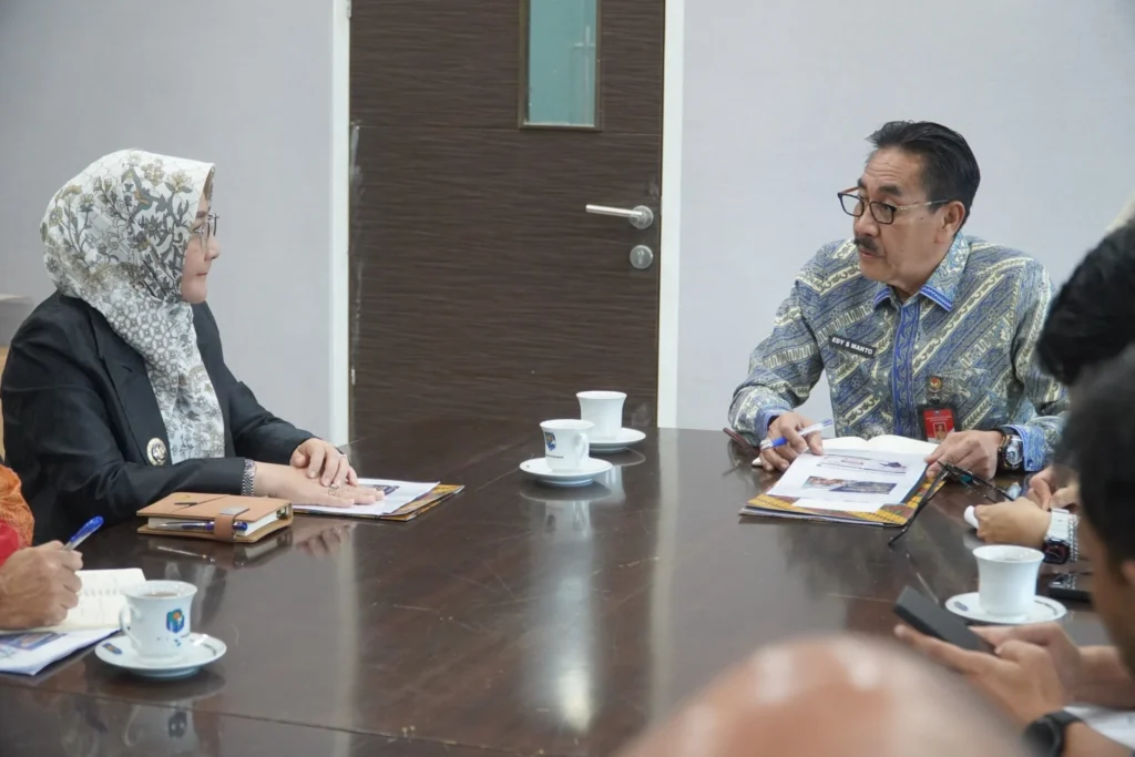 Bupati Berau, Sri Juniarsih Mas, saat audiensi dengan Direktur Manajemen Penanggulangan Bencana dan Kebakaran, Direktorat Jenderal Bina Administrasi Kewilayahan Kementerian Dalam Negeri, Edy Suharmanto, di Jakarta, Jumat (9/10/2026).