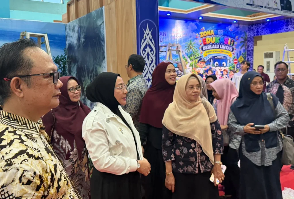 Bupati Berau, Sri Juniarsih Mas, meninjau kesiapan stan pameran Berau Expo 2026 di GOR Graha Pemuda, Kamis (15/10/2026).
