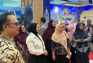 Bupati Berau, Sri Juniarsih Mas, meninjau kesiapan stan pameran Berau Expo 2026 di GOR Graha Pemuda, Kamis (15/10/2026).