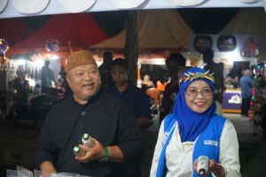 Wakil Bupati Berau, Gamalis, saat menyambangi salah satu stan di Berau Expo 2026, Kamis (22/10/2026) malam.