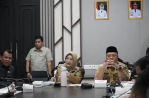 Bupati Berau Sri Juniarsih dan Wabup Gamalis bersama sejumlah pihat saat pertemuan lintas sektor membahas gangguan pasokan listrik, Selasa (27/10/2026).