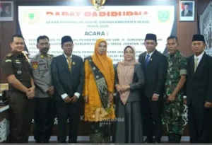 Bupati Berau, Sri Juniarsih, bersama Muhammad Amin usai dilantik menjadi Anggota DPRD Berau hasil PAW dari Partai Hanura, Rabu (14/10/2026). (Prokopim)
