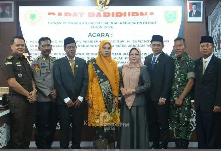 Bupati Berau, Sri Juniarsih, bersama Muhammad Amin usai dilantik menjadi Anggota DPRD Berau hasil PAW dari Partai Hanura, Rabu (14/10/2026). (Prokopim)