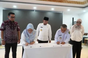 Bupati Berau, Sri Juniarsih Mas, bersama Bupati Kutai Timur, Ardiansyah Sulaiman, melakukan penandatanganan berita acara soal tapal batas yang akan dibawa ke Kementerian Dalam Negeri yang difasilitasi Pemerintah Provinsi Kalimantan Timur di Meeting Room Harum Resort di Balikpapan, Selasa (7/10/2026).