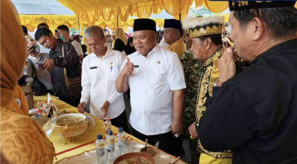 Wakil Bupati Berau, Gamalis, saat menghadiri Lomba Ancur Paddas, Puncak Rasul, serta Festival Kue Tradisional di Lapangan Pemuda, Rabu (23/9/2026).