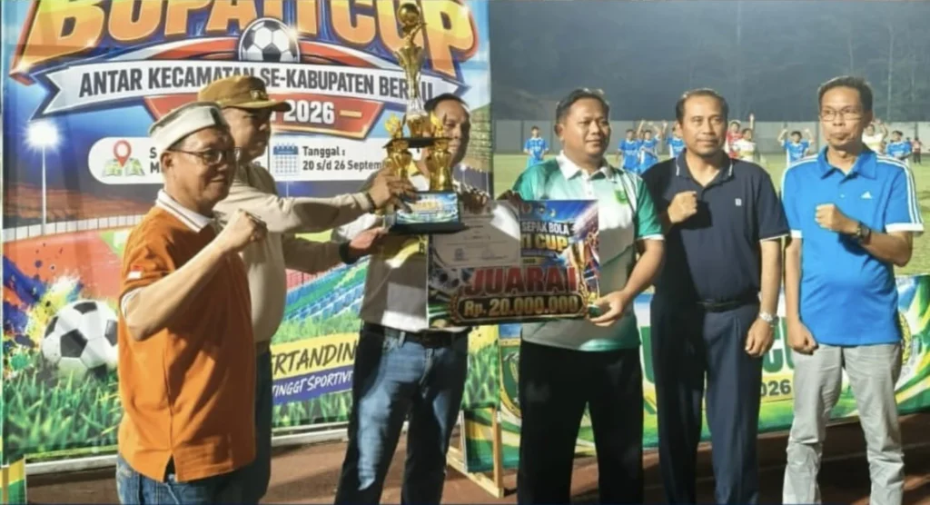 Sekretaris Kabupaten Berau, Muhammad Said, saat penutupan turnamen sepak bola Bupati Cup di Stadion Olympic Mini Teluk Bayur, Sabtu (26/9/2026) malam.