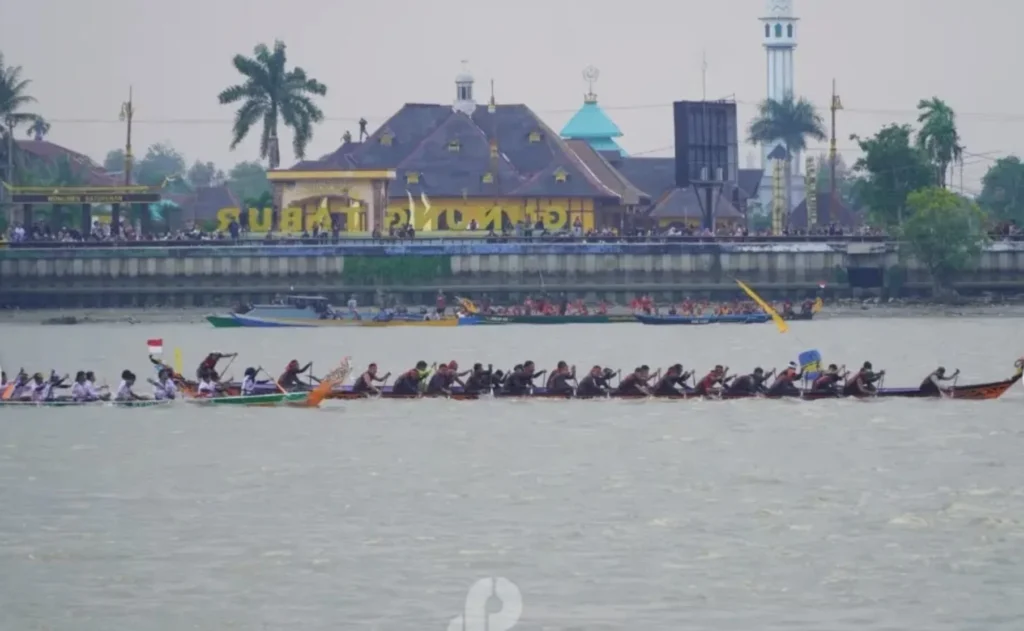 Lomba Perahu Panjang 2026 yang berlangsung di sungai Segah, Minggu (27/9/2026). (Prokopim)