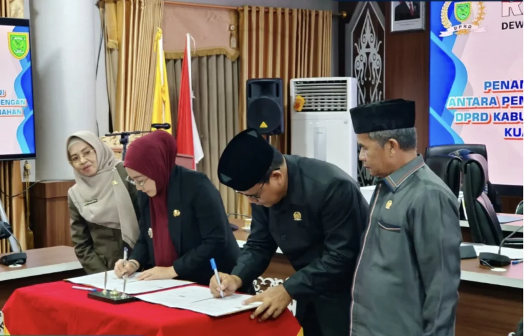 Penandatanganan nota kesepakatan Perubahan KUA-PPAS Tahun Anggaran 2026 dalam rapat paripurna di Gedung DPRD Berau, Selasa (29/9/2026) malam.