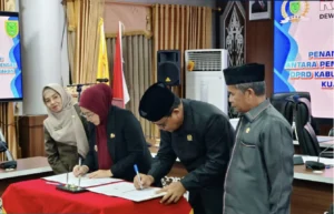 Penandatanganan nota kesepakatan Perubahan KUA-PPAS Tahun Anggaran 2026 dalam rapat paripurna di Gedung DPRD Berau, Selasa (29/9/2026) malam.