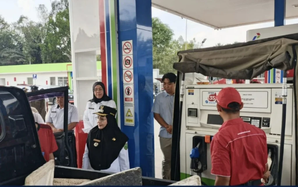 Bupati Berau, Sri Juniarsih Mas, melakukan sidak ke SPBU meninjau penyaluran BBM kepada masyarakat, Rabu (9/9/2026). (Prokopim)