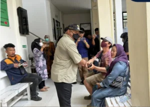 Wakil Bupati Berau, Gamalis, menemui masyarakat yang berobat di puskesmas, Kamis (3/9/2026).