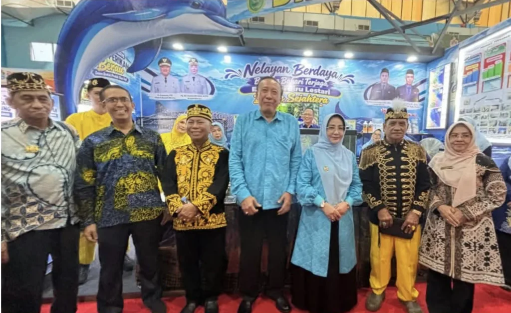 Bupati Berau, Sri Juniarsih, saat mengunjungi stand OPD usai pembukaan Berau Expo 2026 di GOR Pemuda Tanjung Redeb, Jumat (16/10/2026).
