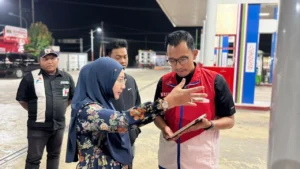 Bupati Berau, Sri Juniarsih Mas, saat meninjau langsung dan menyapa warga yang sedang melakukan pengisian BBM di SPBU, Sabtu (17/10/2026).