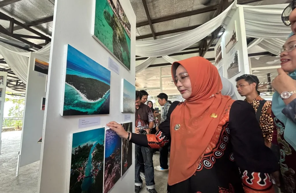 Bupati Berau, Sri Juniarsih Mas, saat melihat-lihat pameran foto 73 Tahun Berau Dalam Gambar di Story Mount Cafe, Kamis (29/10/2026).